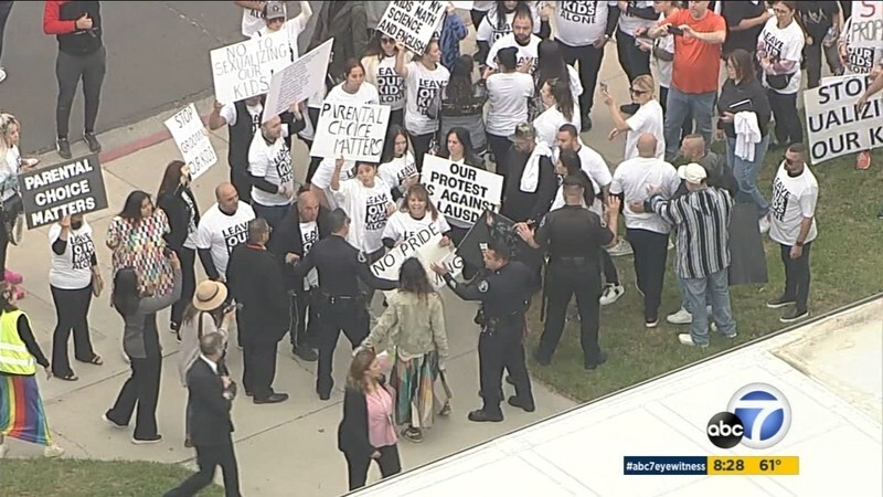"Оставьте наших детей в покое": родители в Лос-Анджелесе устроили пикет рядом со школой в знак протеста против гей-пропаганды