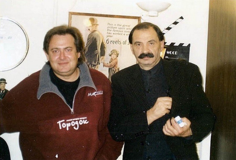 Юрий Стоянов и Илья Олейников ведущие передачи  «Городок» (1999 год).