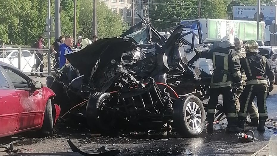 В Петербурге грузовик вылетел на встречную полосу, смяв 13 автомобилей