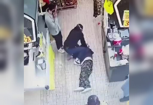 Посетитель магазина спас мужчину в супермаркете, у которого случился приступ эпилепсии