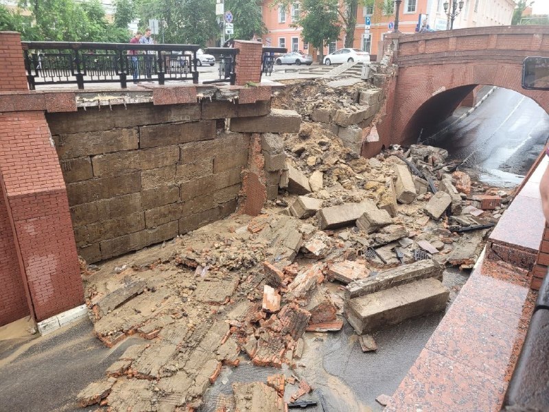 В Воронеже рухнула подпорная стена Каменного моста — одного из символов города