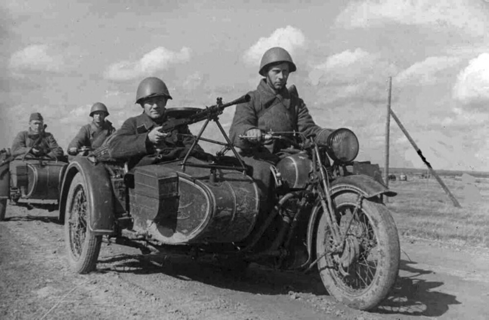 12 героических фото о советских мотоциклистах времён Великой Отечественной войны, которых немцы прозвали «чёрными дьяволами»
