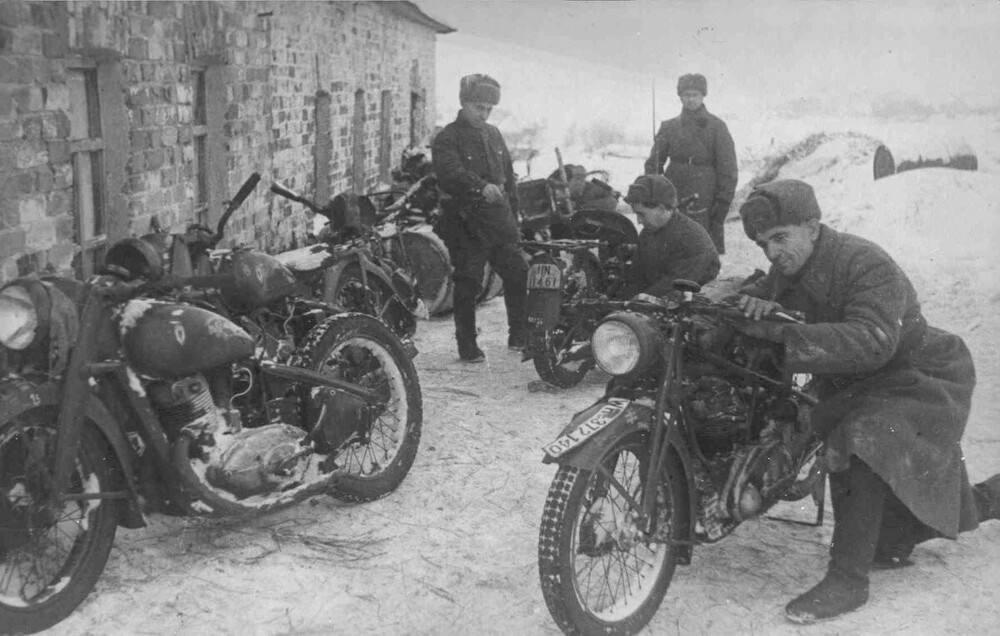 12 героических фото о советских мотоциклистах времён Великой Отечественной войны, которых немцы прозвали «чёрными дьяволами»