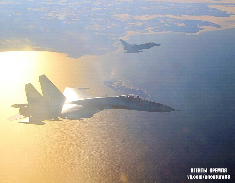 Над Балтийским морем! На Су-27 не дает вражескому Тайфуну приблизится к правительственному самолету