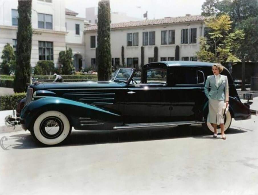 Марлен Дитрих и роскошный Cadillac V-16 1934 года