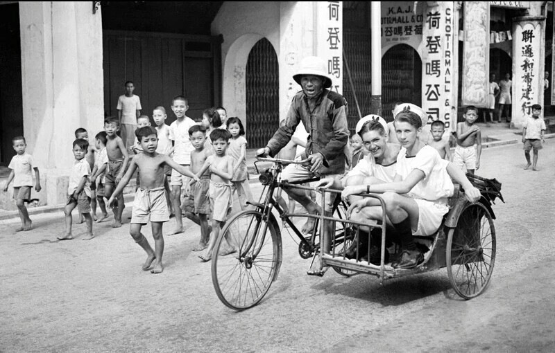 Два британских матроса на велорикше осматривают «красоты» города. Сингапур 8 сентября 1945 года