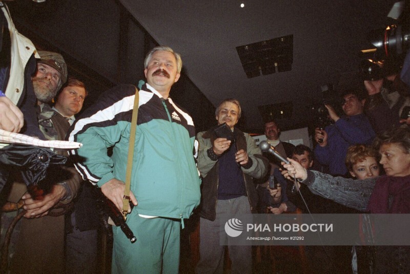 Вице–президент РФ Александр Руцкой, вооруженный автоматом, отвечает на вопросы журналистов в "Белом доме", 1993 год, Москва