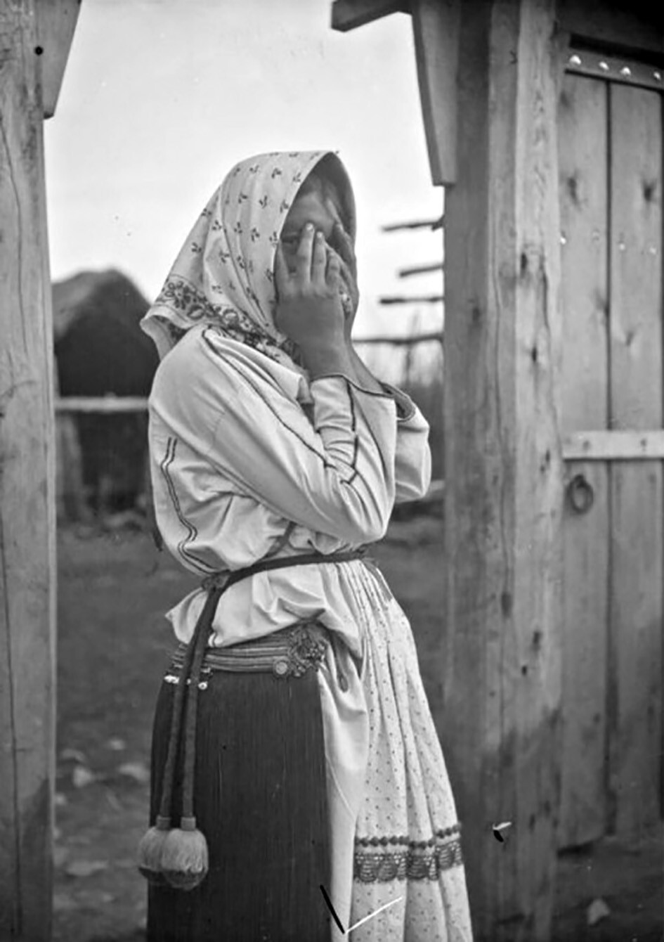 Покажи личико. Застенчивая девушка из мордовского села Вечканово. Российская империя. 1914 год