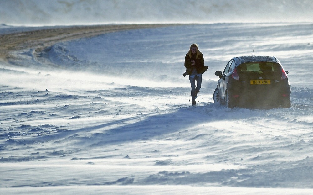 4. "Ещё одна ошибка - когда водитель оставляет застрявший автомобиль зимой в снегу, и пешком идёт звать на помощь. Пару раз в год в наших сельских районах находят тела таких водителей. Они теряются, и просто замерзают"