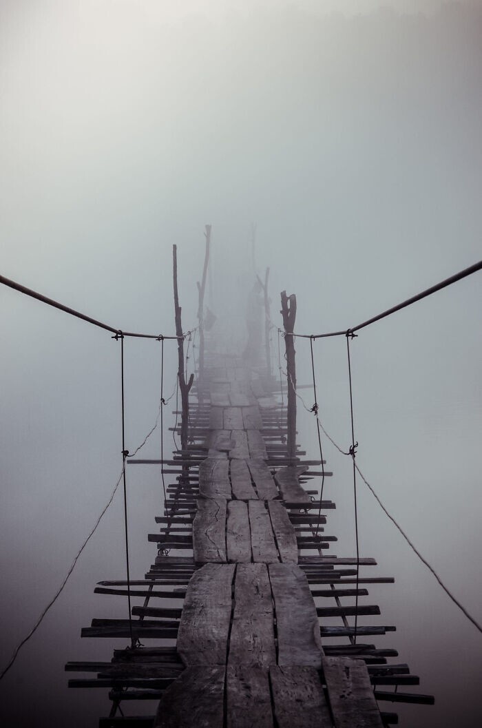 17. Шаткий деревянный мост, который ведёт в туманную неизвестность