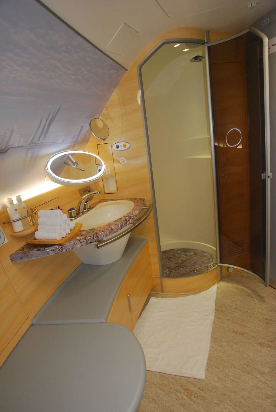 12. Ванная первого класса на борту авиакомпании Emirates Airline