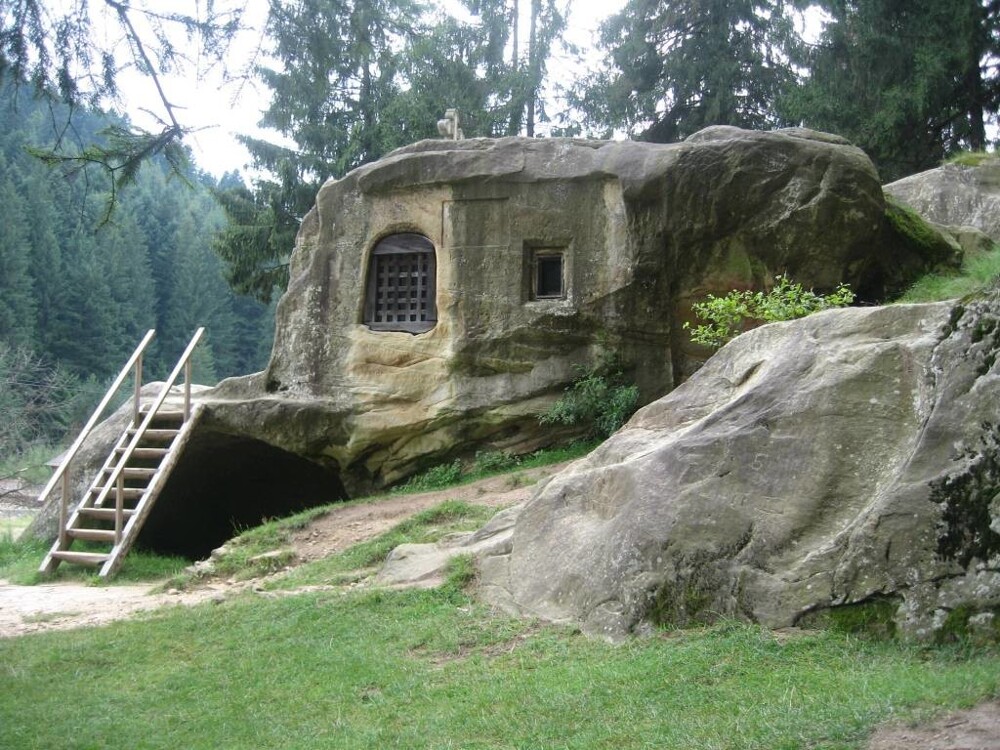 1. Дом, высеченный из камня румынским монахом пятнадцатого века. На севере Румынии, недалеко от города Сучава