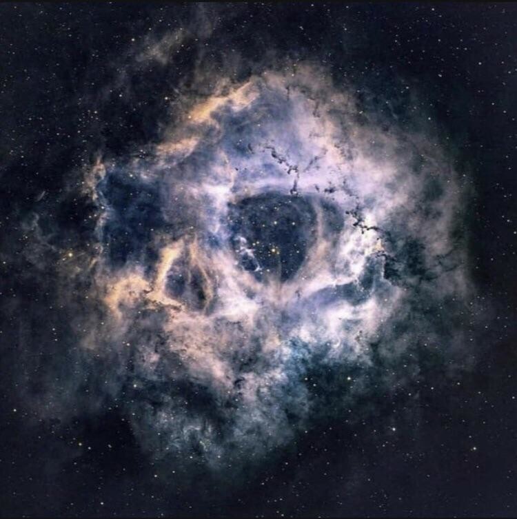 2. Гигантская эмиссионная туманность Розетка, расположенная вблизи одного из больших молекулярных облаков в созвездии Единорог галактики Млечный Путь