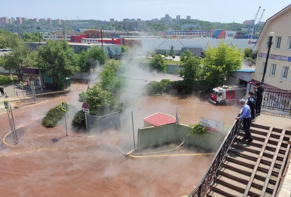 Во Владивостоке снова затопило кипятком Луговую площадь