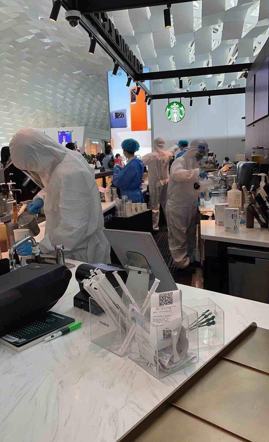 29. Кофейня в аэропорту Шэньчжэня, Китай, выглядит как лаборатория