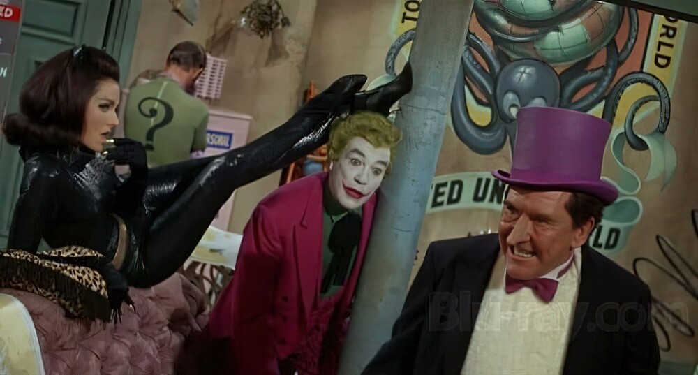 9. В телесериале «Бэтмен» 1966 года для изображения логова злодеев использовался так называемый «голландский угол» съёмки