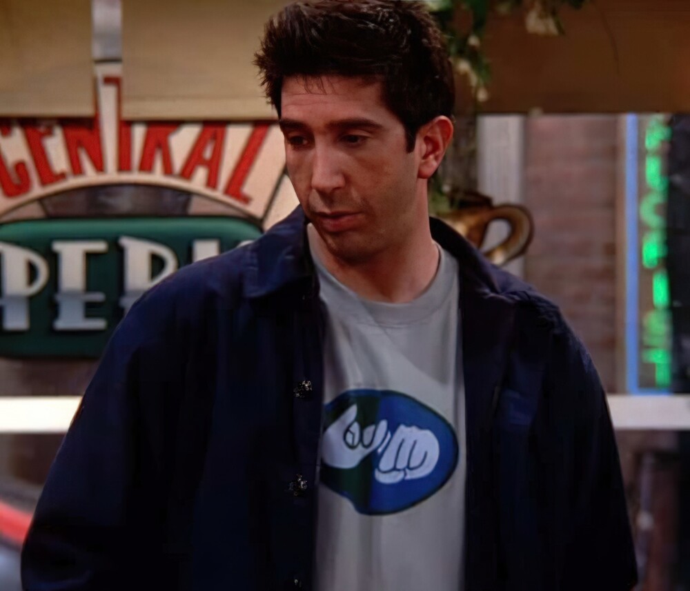 8. В 17 эпизоде 8 сезона «Друзей» Росс появляется в футболке, на которой на языке жестов написано «друзья»