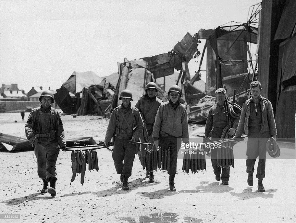 Американские солдаты с трофейной немецкой колбасой. Шербур, Нормандии, лето 1944-го года