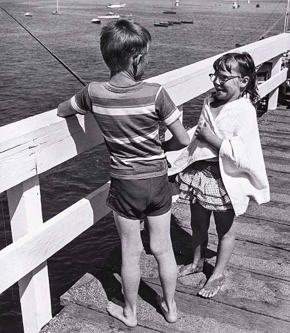 Рыбак с подругой. Санта-Круз, Калифорния, 1955 год. Фотограф Джон Гуттман