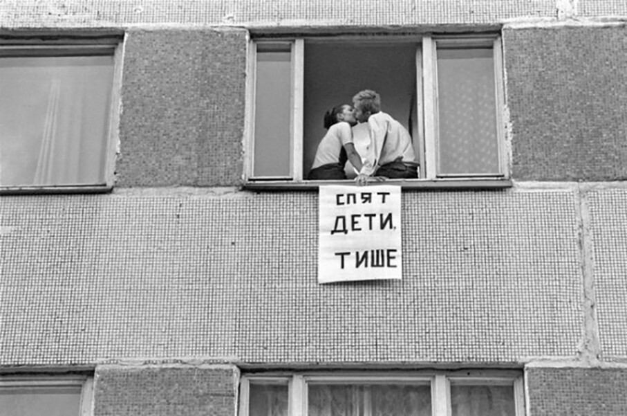 Супруги-студенты в общежитии МВТУ имени Н.Э.Баумана. Москва, 1988 год