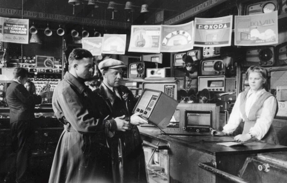 Покупатели в магазине радиотехнических товаров на Литейном проспекте. 1948 год