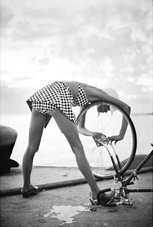 Ремонт велосипеда, 1967 год. Фотограф Гёста "Гус" Петерсон