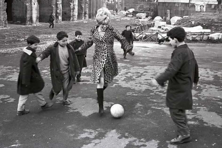 Французская киноактриса Катрин Денёв гоняет в футбол с пацанами. Рим, Италия, 1964 год. Фотограф Анджело Фронтони, в перерыве съёмок фильма "La costanza della ragione" ("Постоянство разума")