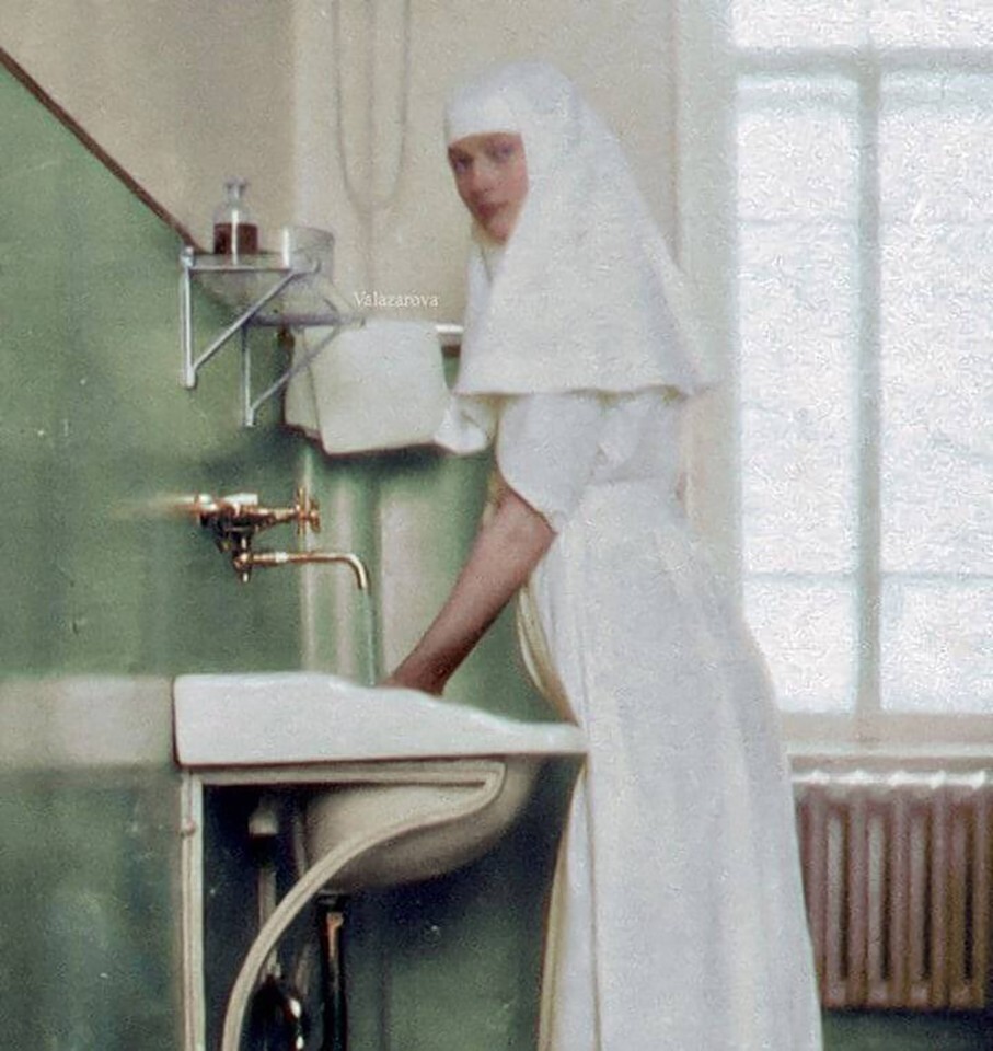 Великая княжна Татьяна Николаевна работая медсестрой в госпитале в Царском Селе, 1916 год