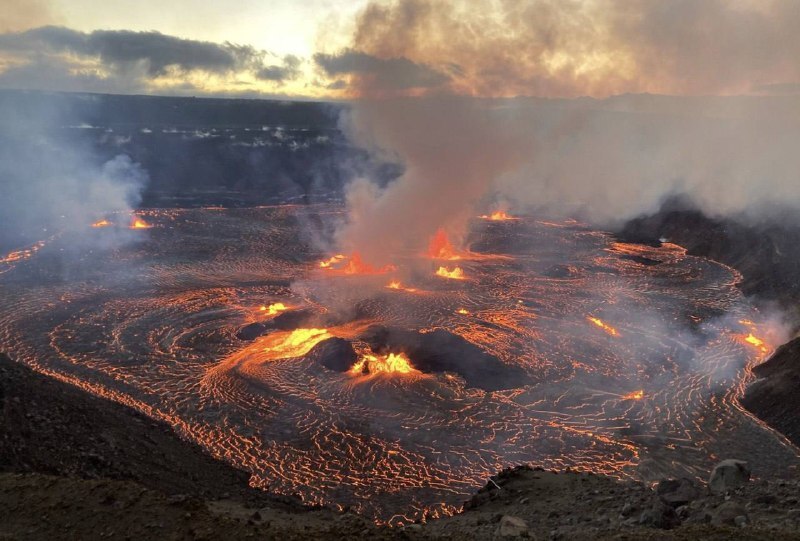 На Гавайях началось извержение одного из самых активных действующих вулканов на Земле