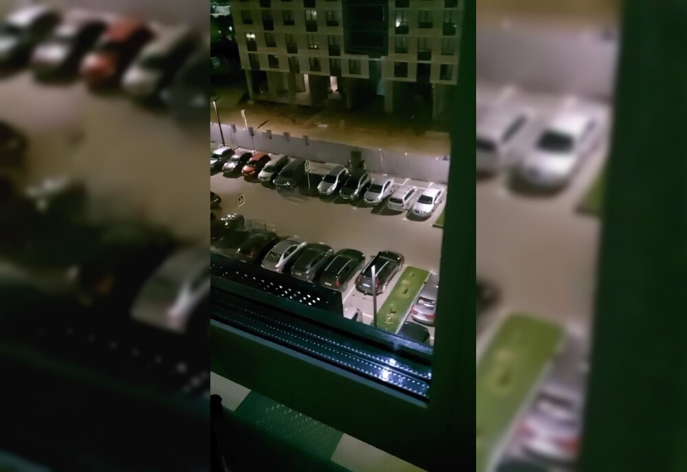В Москве строители уронили плиту на припаркованные машины