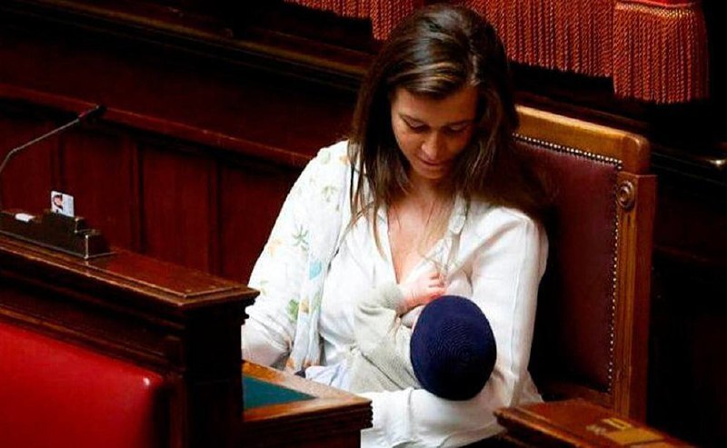 В Италии депутат впервые покормила ребёнка грудью прямо на заседании