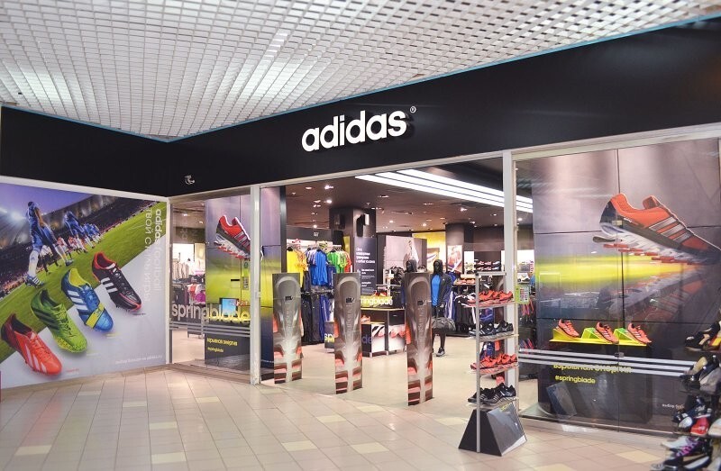 Adidas планирует вернуться в Росиию этой осенью
