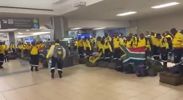 В Канаду прилетели на помощь 200 пожарных из Южной Африки