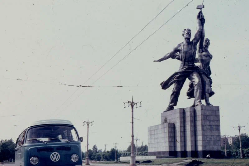 "Рабочий и колхозница" на ВДНХ. В кадр попал милейший бусик VW T2, на котором автор этой фотографии Jean-Pierre Lapointe приехал в Москву.