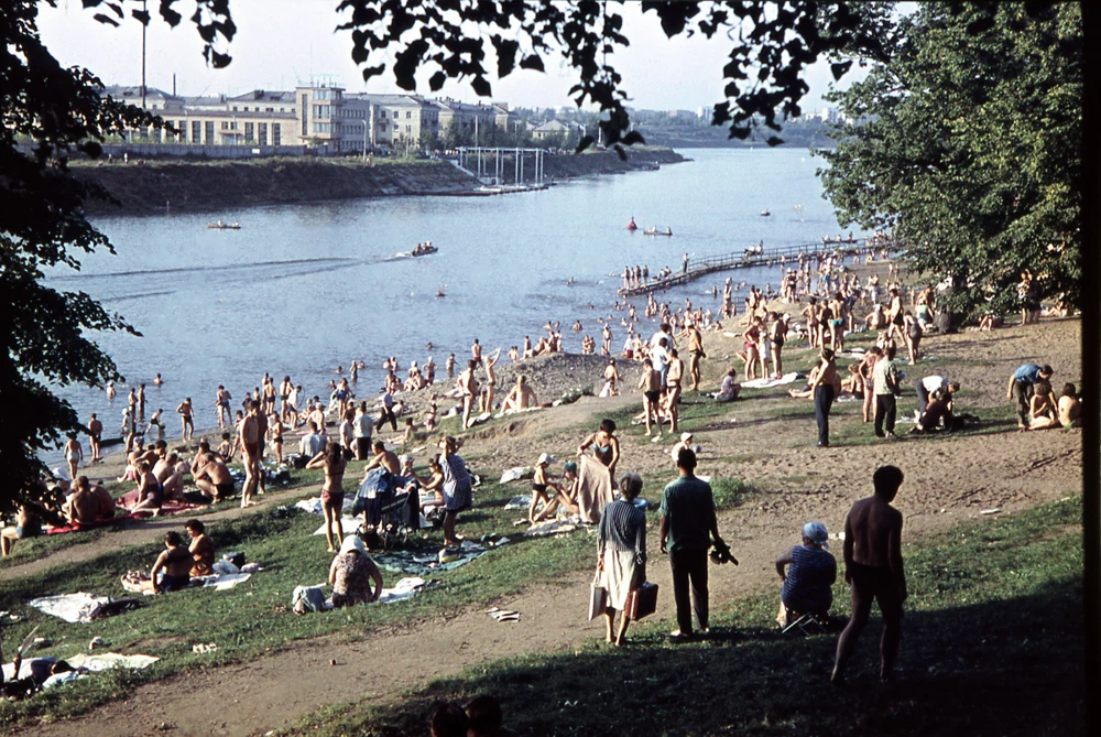 Народ отдыхает в парке в Филях на берегу Москвы-реки.