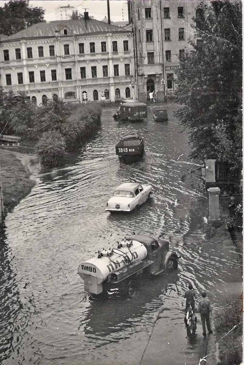 Москва немножко утонула после ливня. На фото - пересечение 1-го Коптельского и Грохольского переулков.