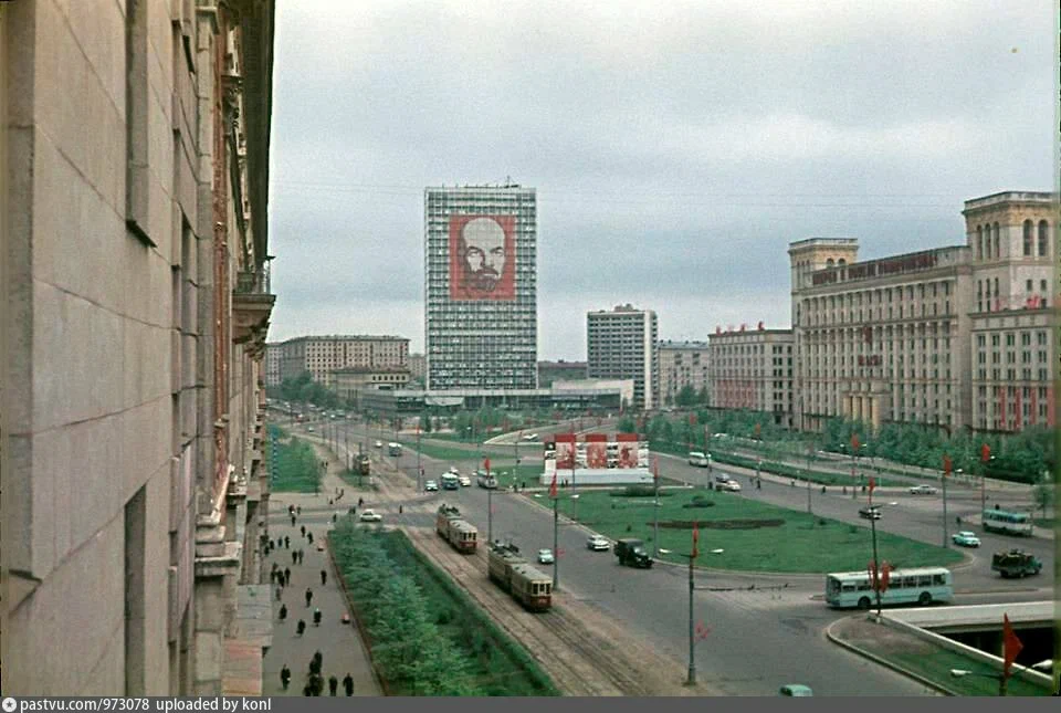 Вид на праздничное оформление Ленинградского проспекта около станции метро "Сокол".