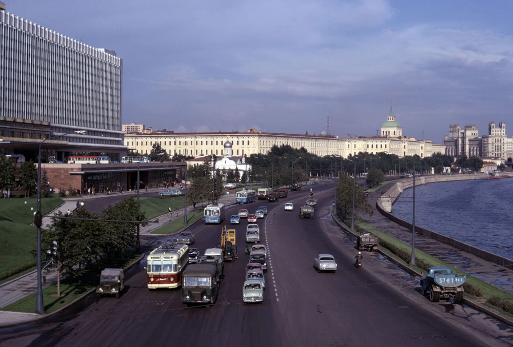 Вид на Москворецкую набережную и открытую год назад гостиницу "Россия".