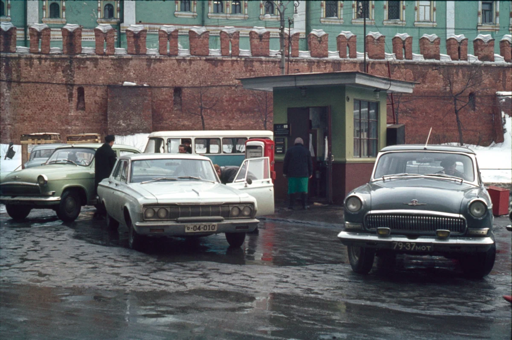 АЗС на площади Революции. На фото попала "Волга" ГАЗ-22 Сергея Михалкова и Plymouth Savoy одного из американских дипломатов.