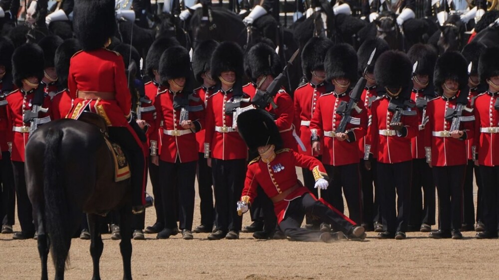 На репетиции военного парада трое британских гвардейцев упали в обморок