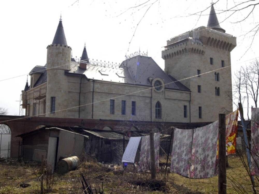 Знаменитый замок Аллы Пугачёвой в деревне Грязь оказался под арестом