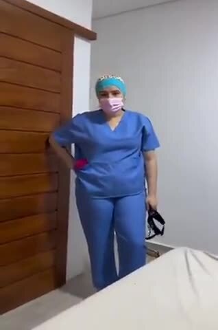 Муж попросил жену одеться медсестрой для ролевых игр 