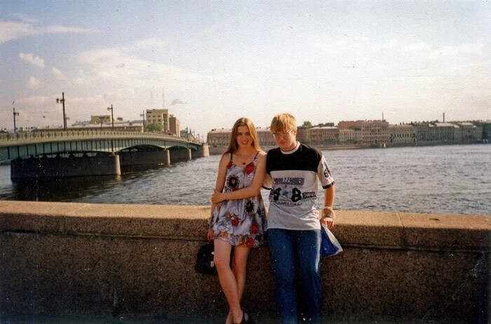 Молодые люди на Пироговской набережной. Санкт- Петербург, 1998 год.