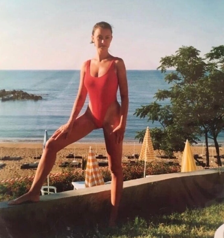 Девушка на отдыхе, 1990-е годы.