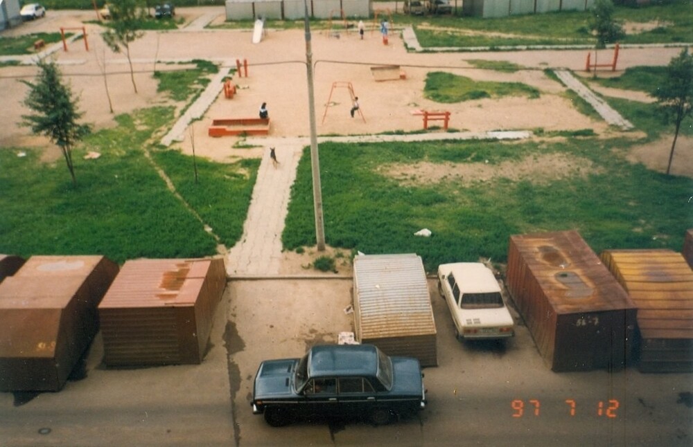 "Свободная парковка" в одном из дворов Москвы, 1997 год.