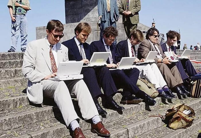 Журналисты за работой во время визита принца Чарльза в Россию в 1994 году.