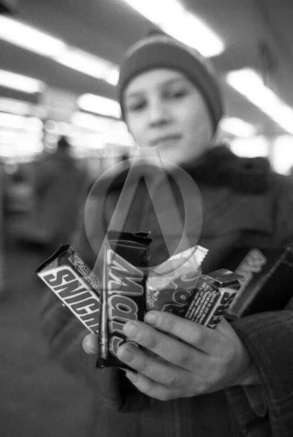 Парень с набором только что купленных шоколадных батончиков. Москва, январь 1991 года.