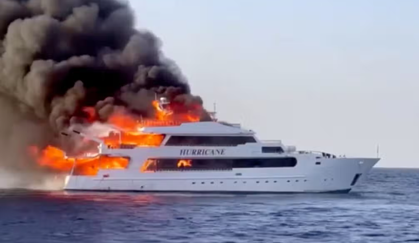Яхта с туристами загорелась у побережья в Египте