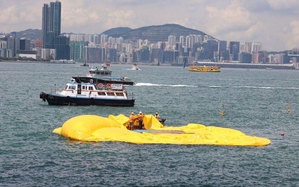Гигантский желтый утенок в Гонконге сдулся на глазах у зрителей