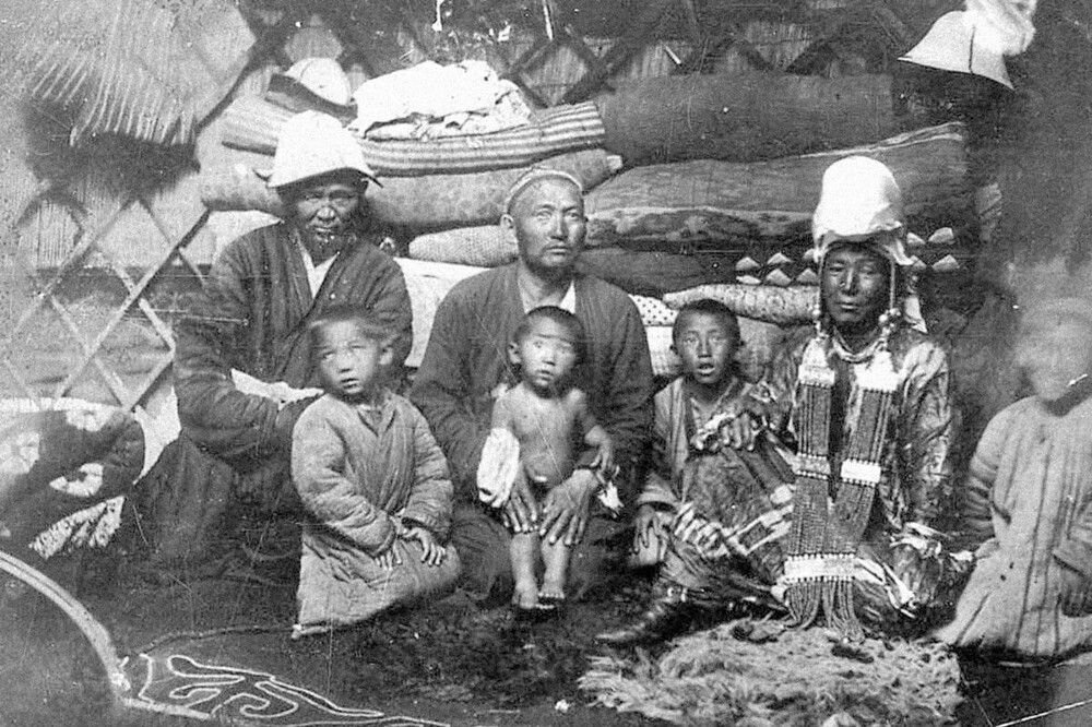 Зачем казахи плевали детям в рот — древние традиции казахского народа